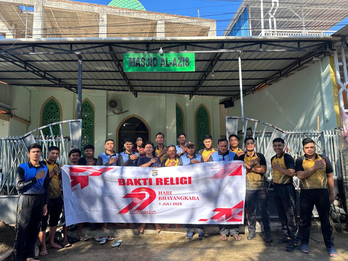 Polda Sulbar Gelar Bakti Religi, Bersihkan Tempat Ibadah dan Pemakaman Bersama Warga
