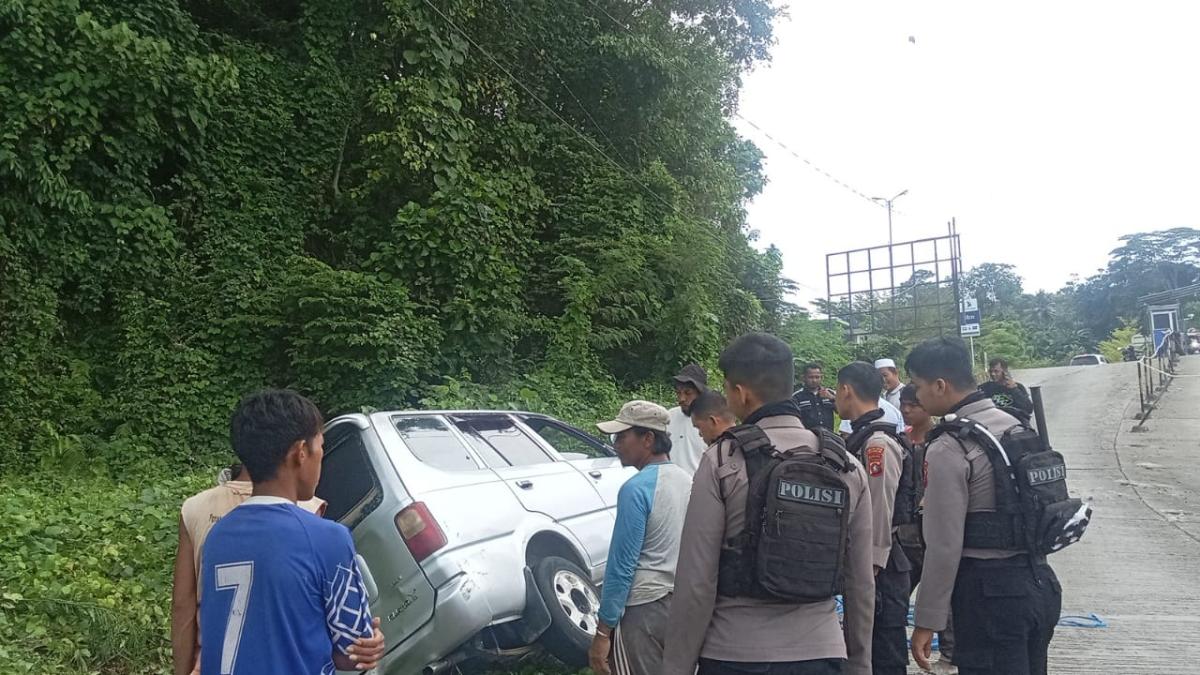 Personel Sat Samapta Polresta Bantu Evakuasi Mobil Kecelakaan Saat Patroli Siang