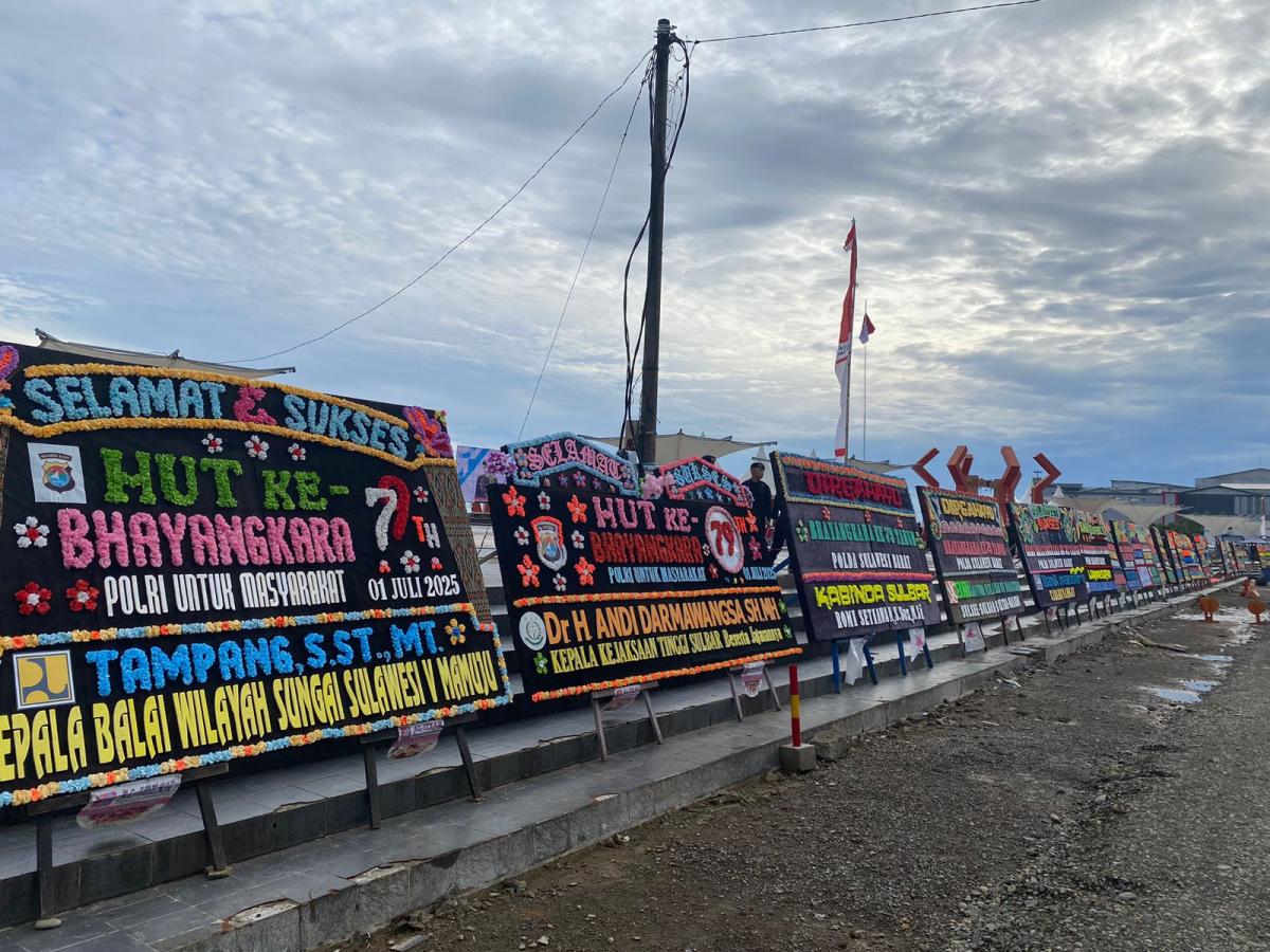 Banjir Karangan Bunga Sambut HUT Bhayangkara ke-79 di Sulbar, Bukti Kepercayaan Masyarakat