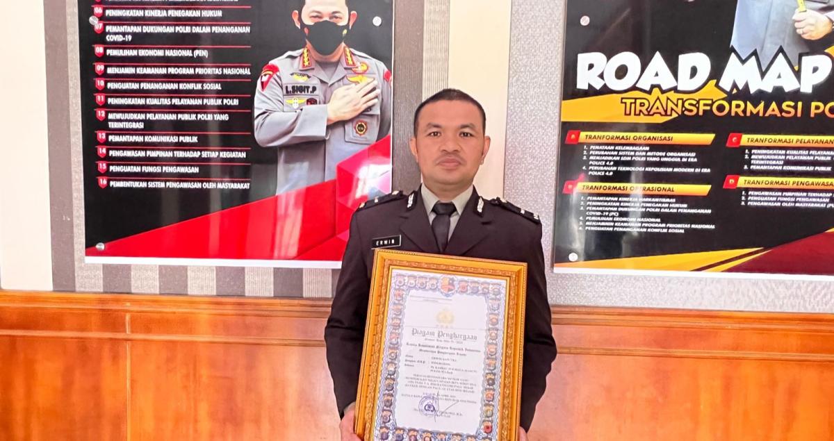Hari Bhayangkara ke-79, Kasi Keuangan Polresta Mamuju Terima Penghargaan dari Kapolri