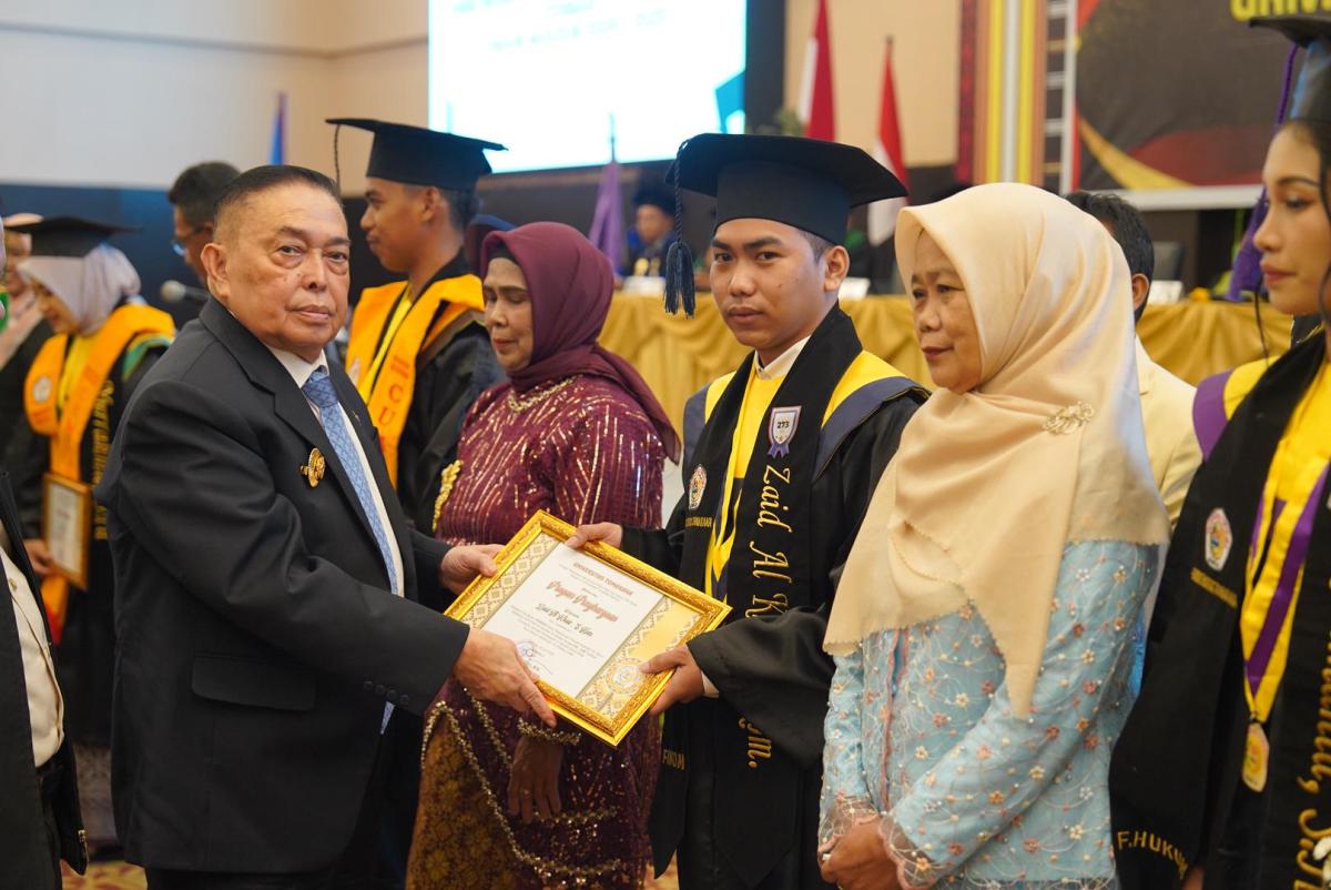 Wagub Sulbar Ingatkan Wisudawan Universitas Tomakaka untuk Tidak Berhenti Belajar Wagub Sulbar Ingatkan Wisudawan Universitas Tomakaka untuk Tidak Berhenti Belajar
