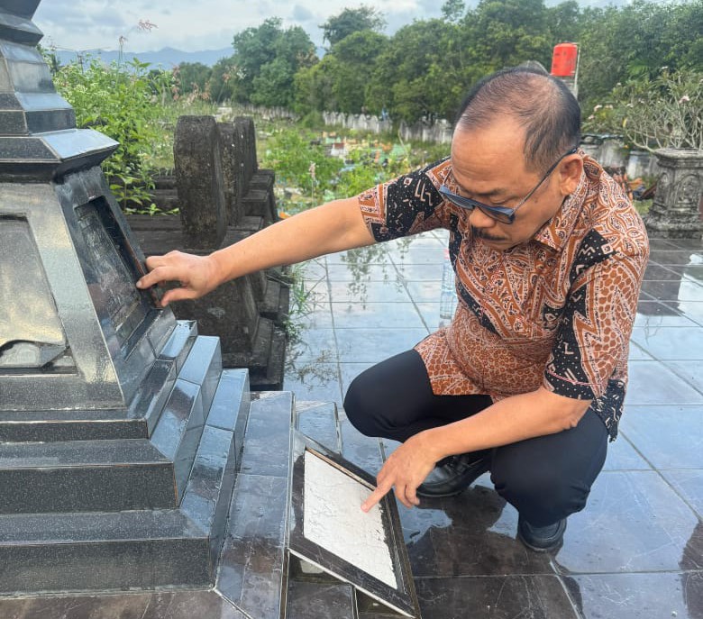 Gubernur SDK Kunjungi Makam Pejuang Sulbar dan Maraqdia Tokape Arajang Balanipa Gubernur SDK Kunjungi Makam Pejuang Sulbar dan Maraqdia Tokape Arajang Balanipa