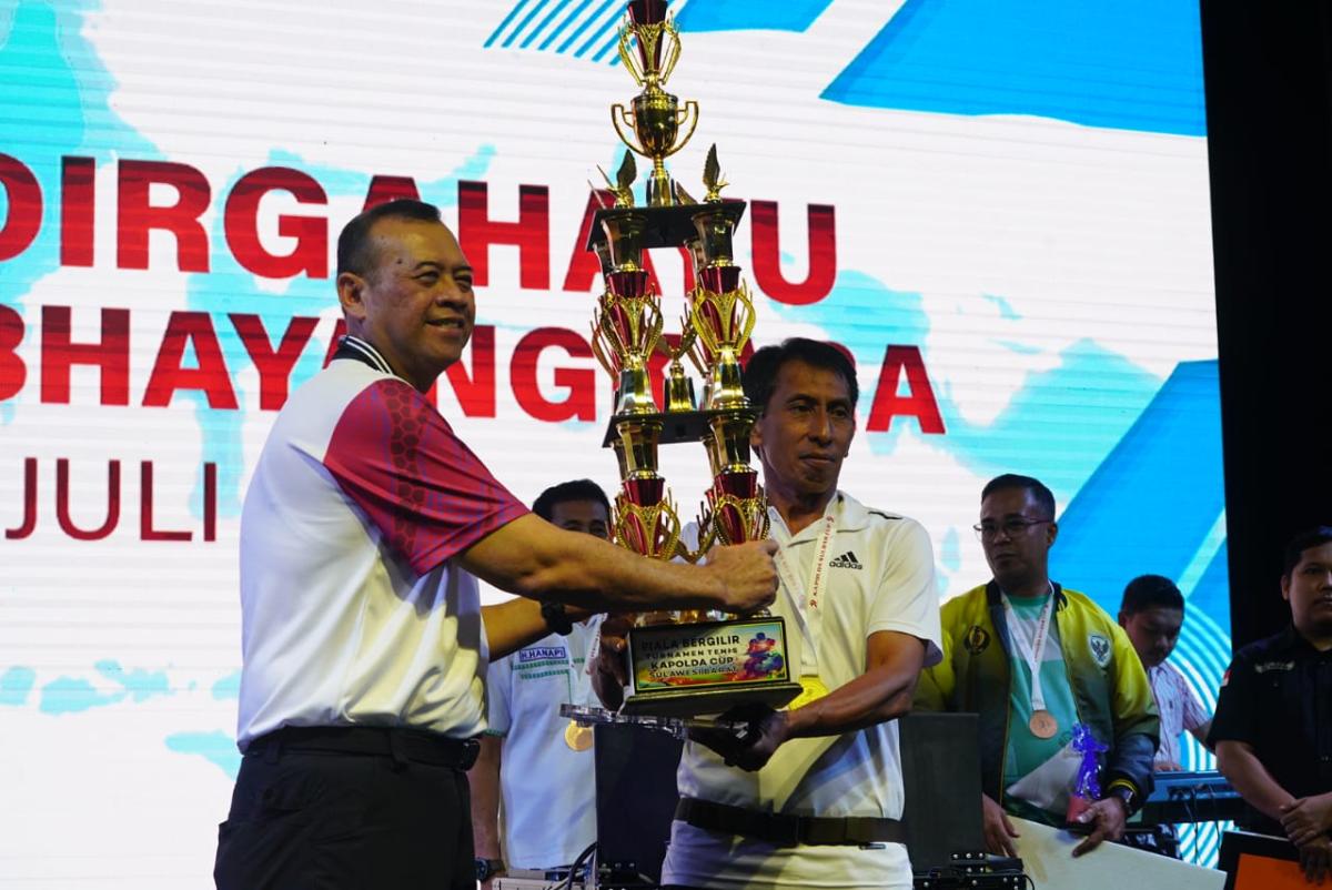 Malam Puncak Hari Bhayangkara ke-79 Polda Sulbar: Gemuruh Hiburan dan Semangat Kebersamaan di Pantai Manakarra Malam Puncak Hari Bhayangkara ke-79 Polda Sulbar: Gemuruh Hiburan dan Semangat Kebersamaan di Pantai Manakarra
