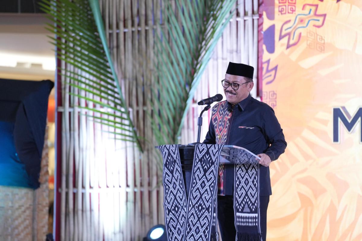 uhardi Duka Serahkan Hadiah Umroh untuk Peserta Pawai Ta’aruf dalam Rangka Menyambut Tahun Baru Islam