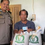 Pastikan Bantuan Pangan Beras Tepat Sasaran, Pak Bhabin Polsek Mamuju Kawal Hingga Kerumah Warga