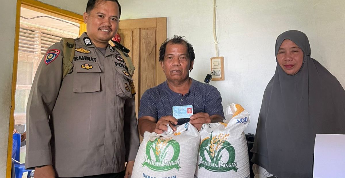 Pastikan Bantuan Pangan Beras Tepat Sasaran, Pak Bhabin Polsek Mamuju Kawal Hingga Kerumah Warga