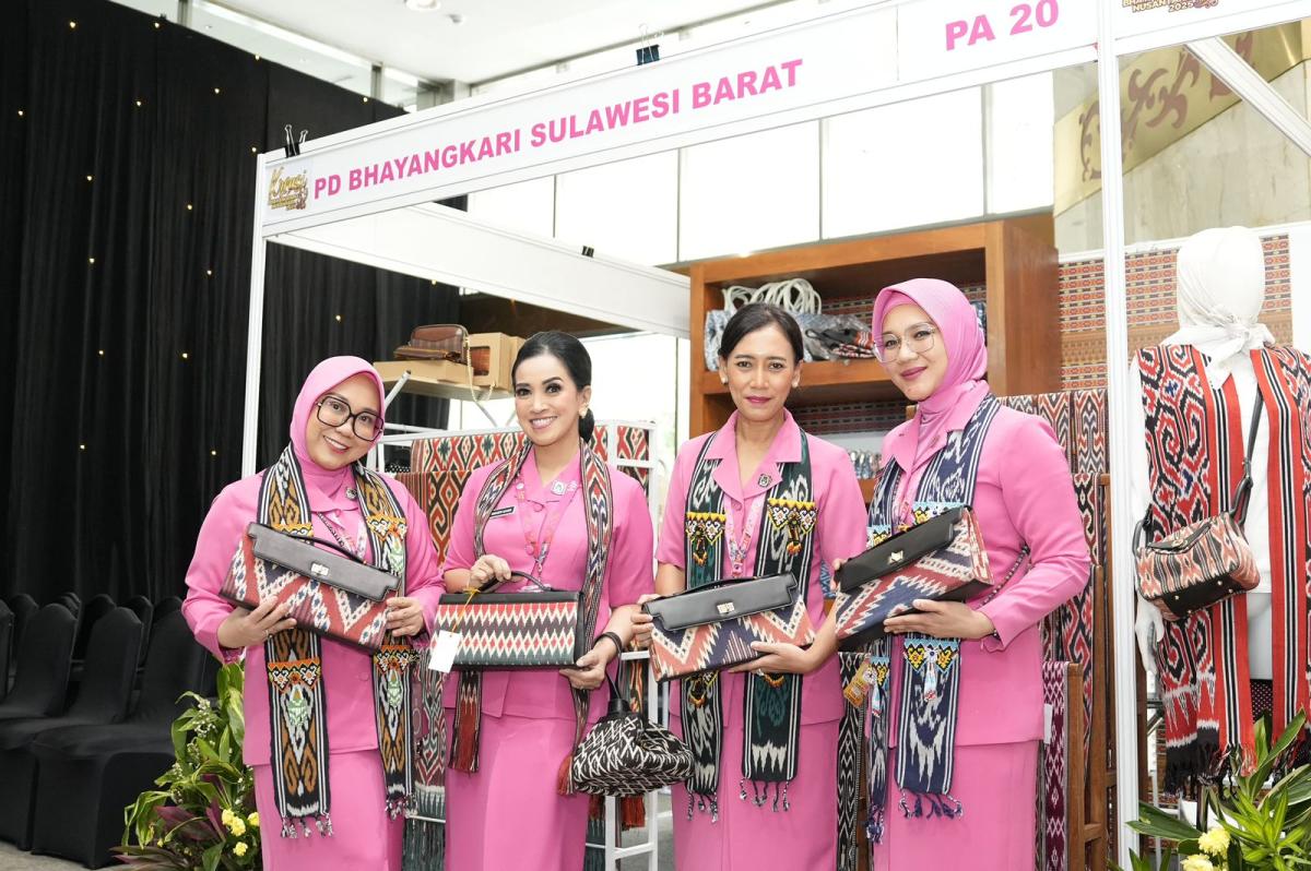 Bupati Mamuju Apresiasi Kreativitas Bhayangkari dalam Bazar Nusantara 2025