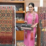 Tenun Sekomandi: Permata Tersembunyi Sulawesi Barat Bersinar di Bazar Kreasi Bhayangkari Nusantara 2025