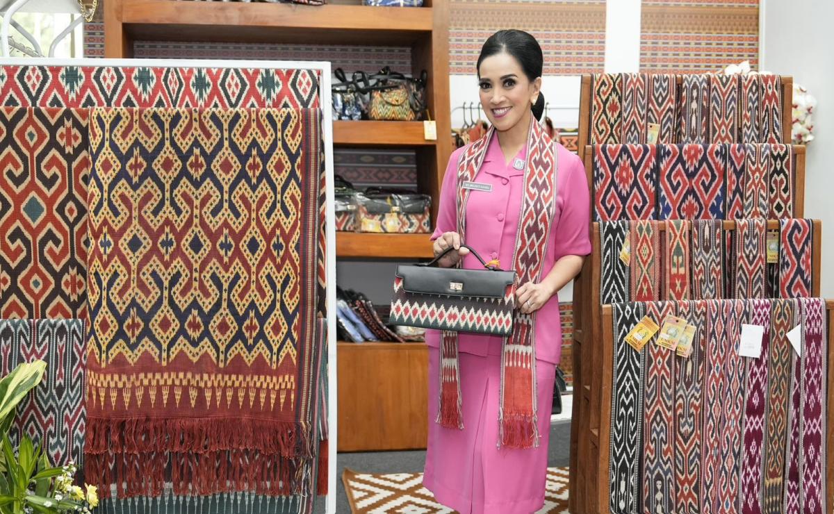 Tenun Sekomandi: Permata Tersembunyi Sulawesi Barat Bersinar di Bazar Kreasi Bhayangkari Nusantara 2025