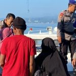 Polri Hadir untuk Masyarakat, Satpolair Polresta Mamuju Antar Jemput Warga Karampuang untuk Pelayanan Kesehatan Gratis