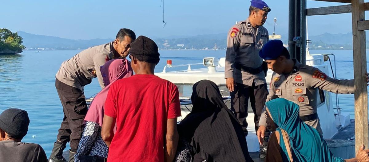 Polri Hadir untuk Masyarakat, Satpolair Polresta Mamuju Antar Jemput Warga Karampuang untuk Pelayanan Kesehatan Gratis