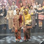 dan Wakil Ketua Bhayangkari Polda Sulbar Tampil Memukau di Bazar Kreasi Nusantara 2025 dengan Tenun Sekomandi