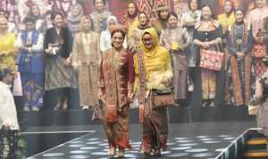 dan Wakil Ketua Bhayangkari Polda Sulbar Tampil Memukau di Bazar Kreasi Nusantara 2025 dengan Tenun Sekomandi