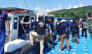 Satpolair Polresta Mamuju Fasilitasi Transportasi Peserta KKN UGM untuk Aksi Tanam Mangrove di Pulau Karampuang
