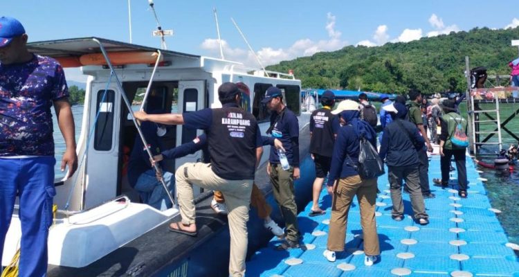 Satpolair Polresta Mamuju Fasilitasi Transportasi Peserta KKN UGM untuk Aksi Tanam Mangrove di Pulau Karampuang