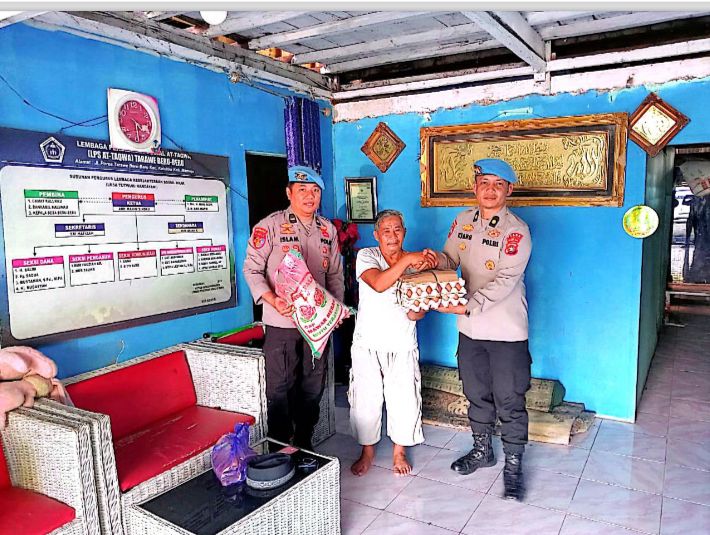 Kadiv Propam Polri dan Bid Propam Polda Sulbar Salurkan Bantuan Sembako untuk Anak Yatim di Mamuju Kadiv Propam Polri dan Bid Propam Polda Sulbar Salurkan Bantuan Sembako untuk Anak Yatim di Mamuju