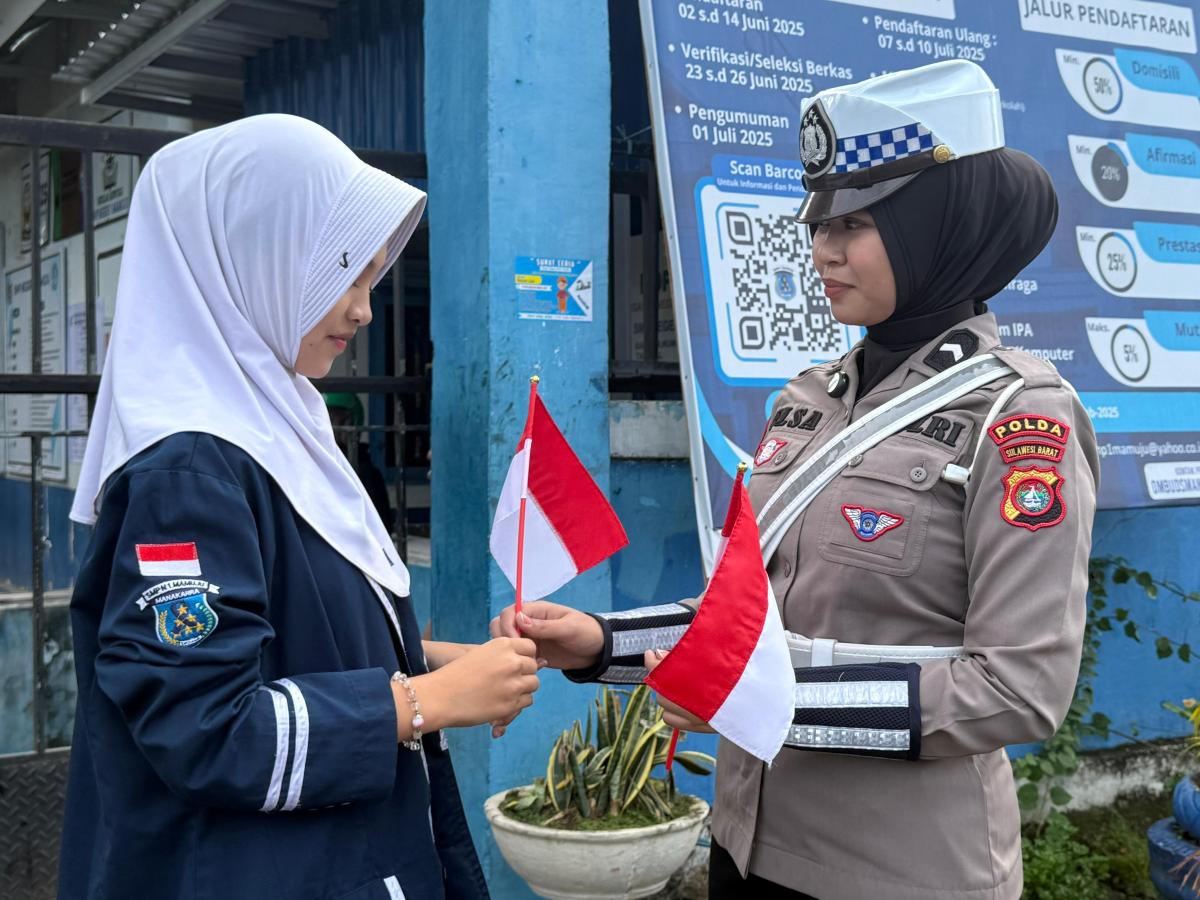 Gerakan Polantas Menyapa: Edukasi dan Semangat Kemerdekaan di Sulawesi Barat