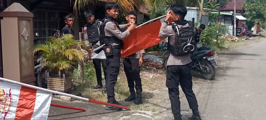 Viral! Tim Patmor Polresta Mamuju Bantu Warga Naikkan Bendera, H. Sugianto Beri Apresiasi