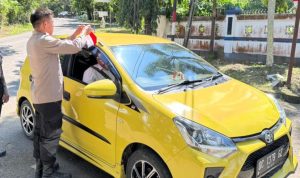 Kasat Binmas Polresta Mamuju dan Bhabinkamtibmas Bagikan Bendera Merah Putih Kepada Pengendara