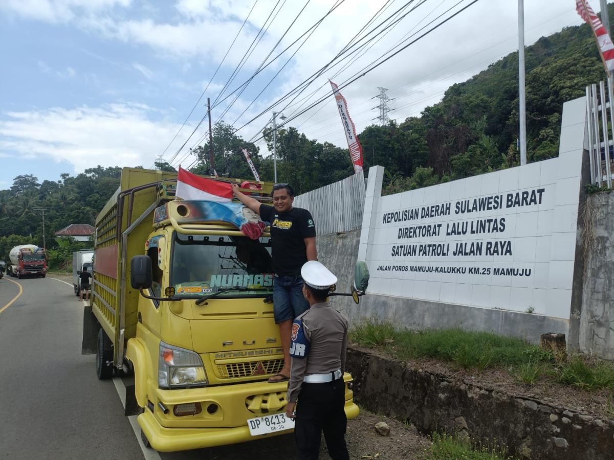 Jelang Hari Kemerdekaan RI, Sat PJR Ditlantas Polda Sulbar Tebar Semangat Nasionalisme di Jalan Raya