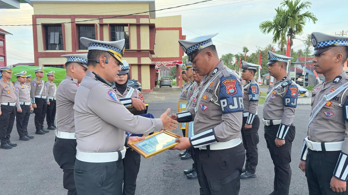 Dirlanatas Polda Sulbar Beri Reward Personel Berprestasi, Pacu Semangat Kerja Optimal