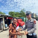 Jumat Berkah, Polantas Sulbar Kibarkan Semangat Kemerdekaan dan Berbagi Makanan Lewat Program Polantas Menyapa