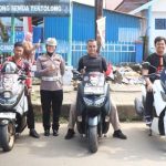 Satlantas Polresta Mamuju dan Komunitas Joker Max Bagikan Bendera Merah Putih