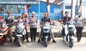 Satlantas Polresta Mamuju dan Komunitas Joker Max Bagikan Bendera Merah Putih