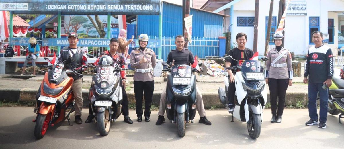 Satlantas Polresta Mamuju dan Komunitas Joker Max Bagikan Bendera Merah Putih