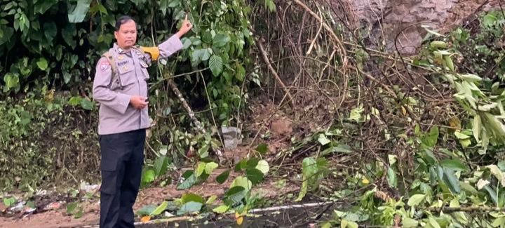 Bhabinkamtibmas  Desa Saletto, Polsek Mamuju Brigpol RRespon u Bhabinkamtibimas Saletto Tangani Tanah Longsor dlan Poros Mamuju – Majene Mamuju
