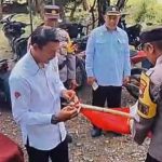 Polsek Tommo dan KUA Gelar Pembagian Bendera Merah Putih Jelang Hut ke 80 Kemerdeksan RI