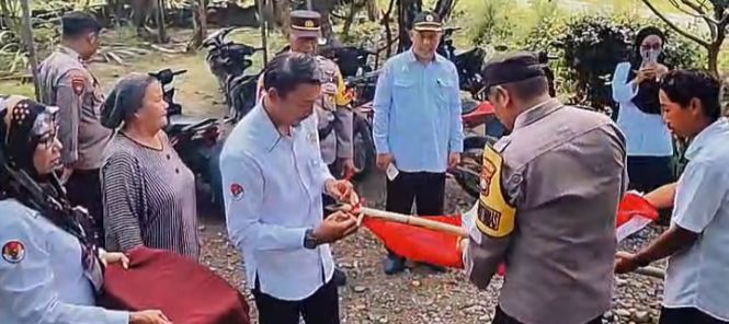 Polsek Tommo dan KUA Gelar Pembagian Bendera Merah Putih Jelang Hut ke 80 Kemerdeksan RI