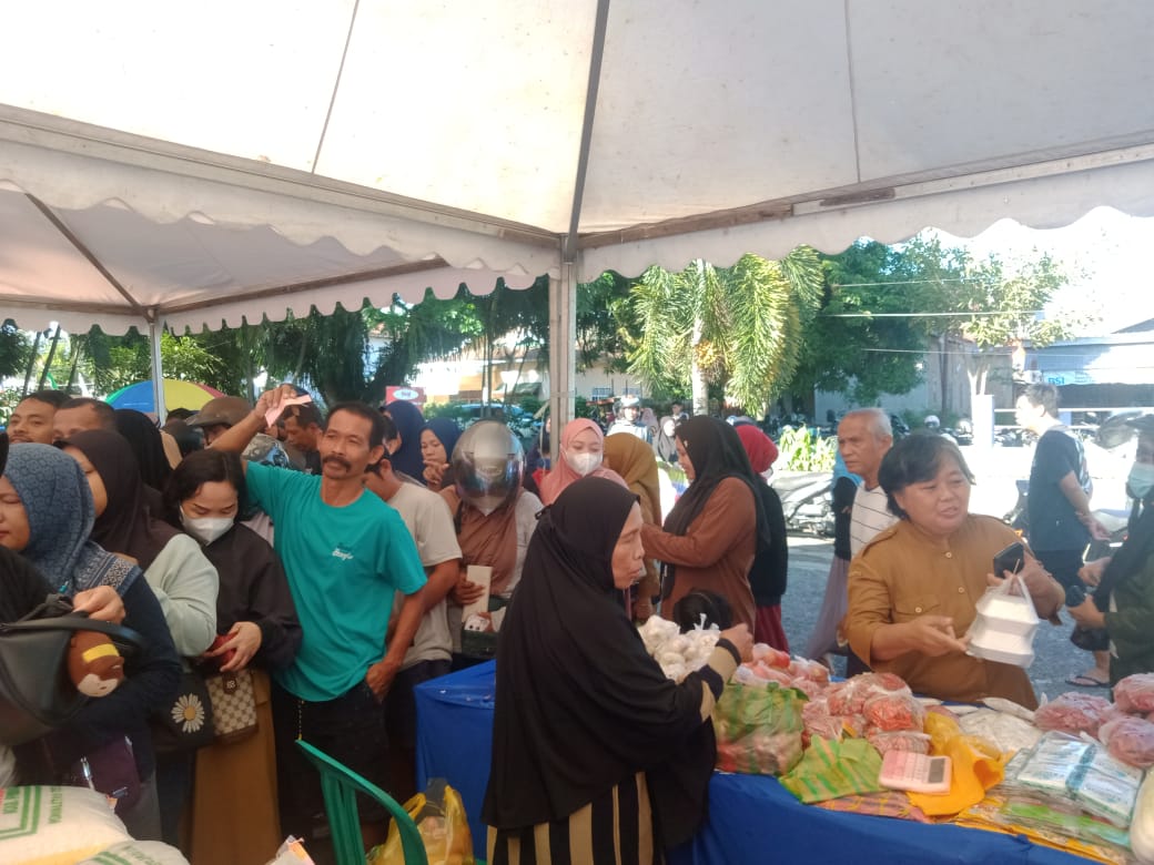 IMG-20250902-WA0063 Pemprov Sulbar Kembali Gelar Gerakan Pangan Murah di Taman Karema Mamuju