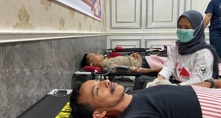 IMG-20251022-WA0008 74 Usia Humas Polri, Bid Humas Polda Sulbar Gelar Bakti Kesehatan Donor Darah