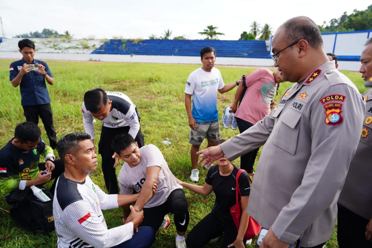 IMG-20251023-WA0019 Kapolda Sulbar Kobarkan Semangat Peserta Seleksi Sespimmen Polri di Stadion Manakarra