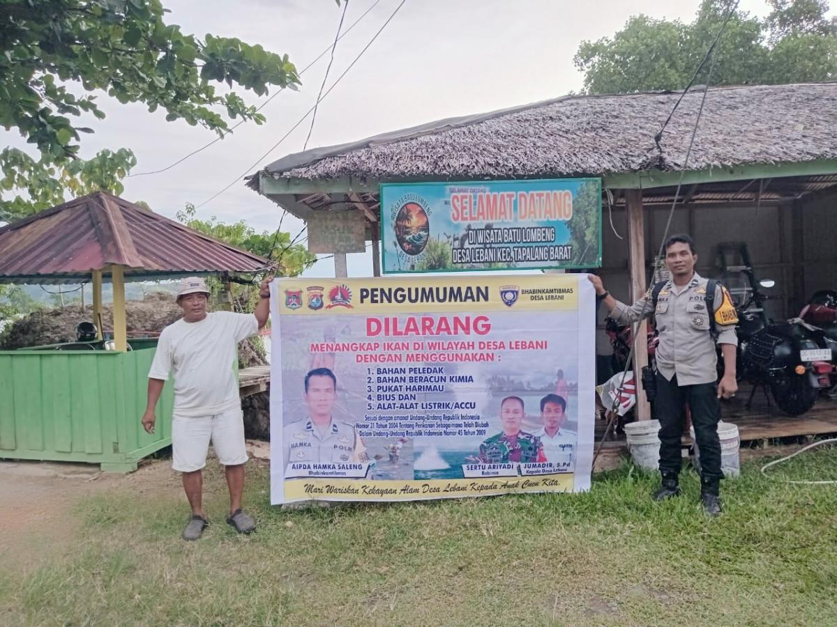 Bhabinkamtibmas Desa Lebani Pasang Baligho Himbauan, Cegah Penangkapan Ikan Pakai Setrum
